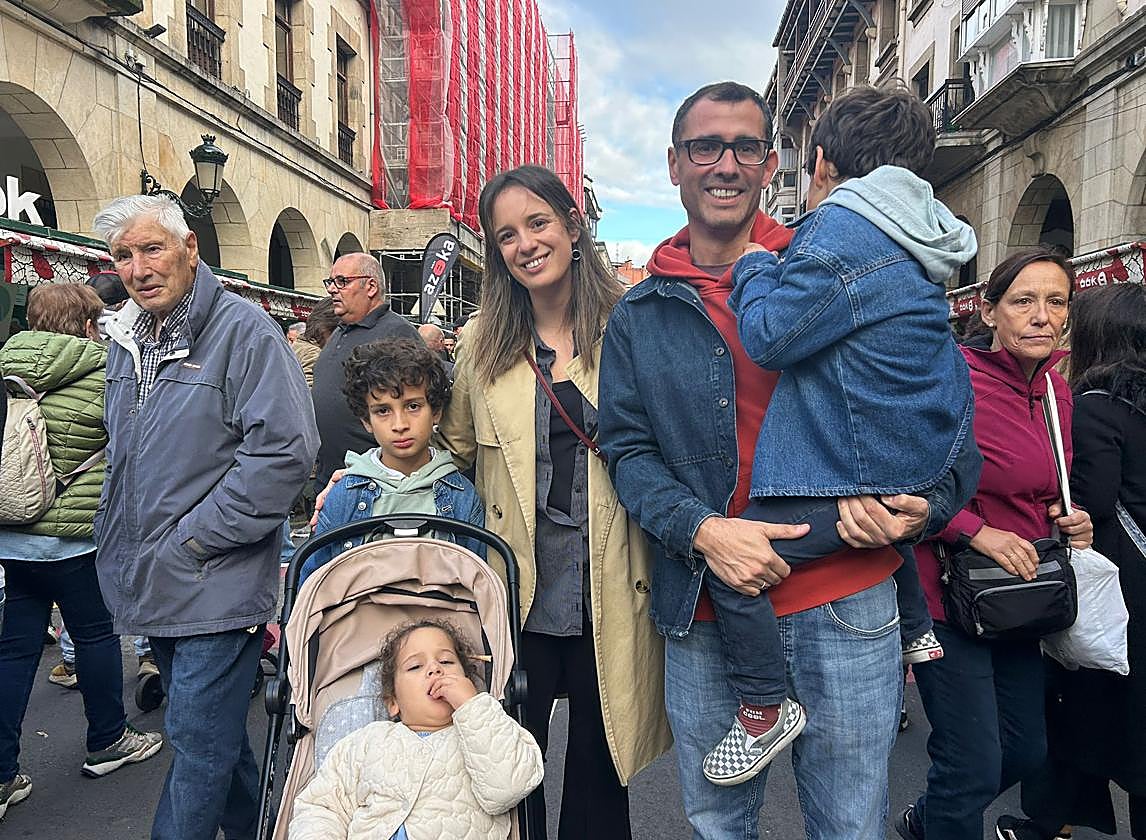 El buen ambiente inunda Gernika: «¡Hemos venido a probarlo todo!»