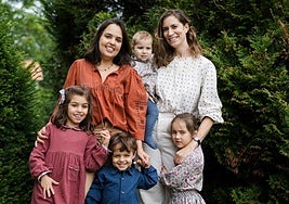 Maite y Ainara, que posan con sus hijos, han creado una firma infantil para vestir a los niños con estilo.