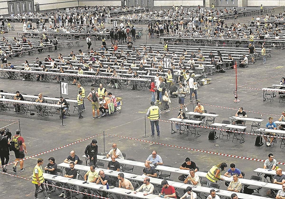 Centenares de opositores participan el examen escrito de una OPE en un pabellón del BEC de Barakaldo.