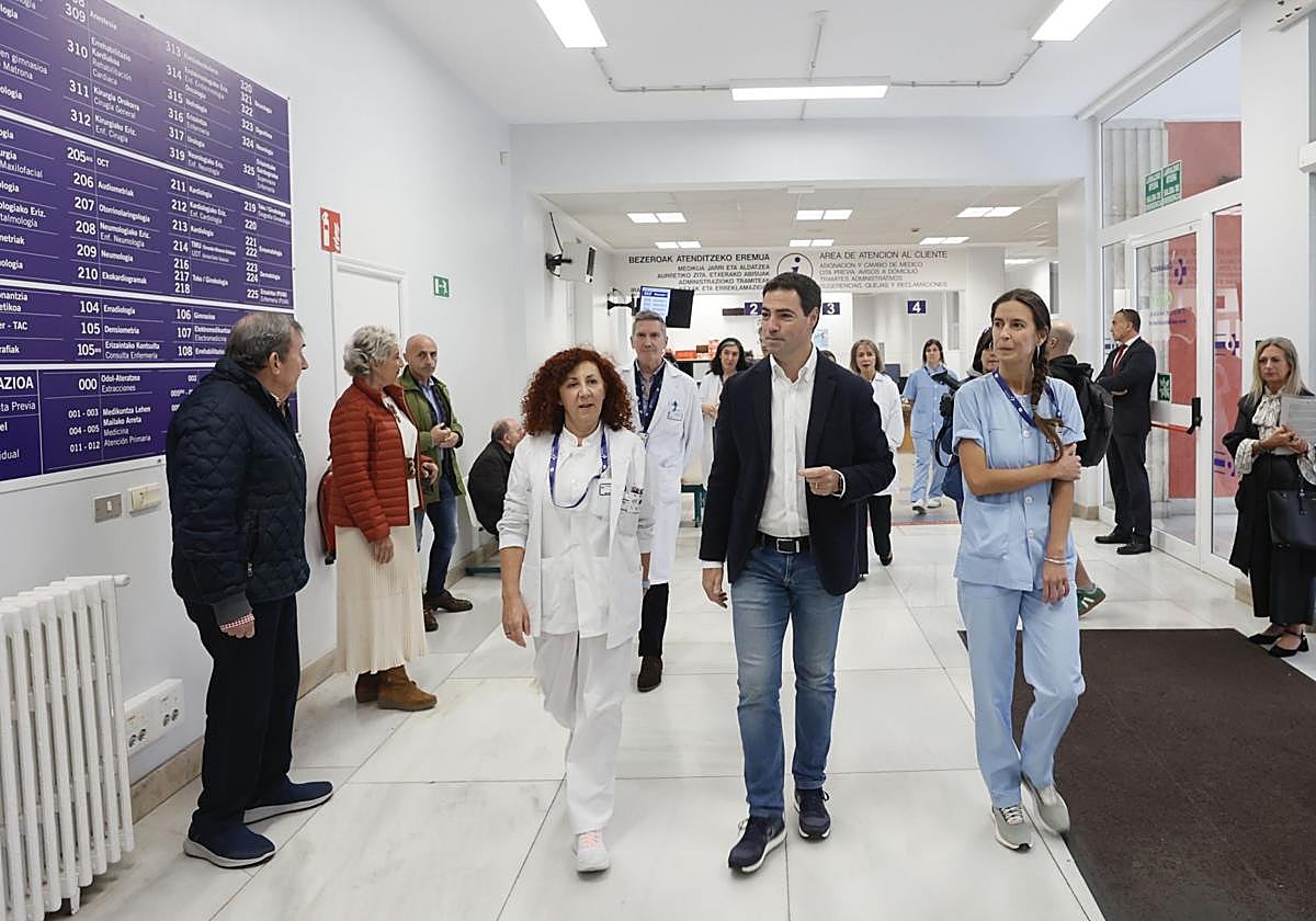 Imanol Pradales ha visitado este lunes el ambulatorio de Doctor Areilza, en Bilbao.