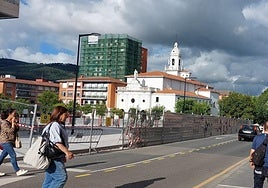 Las labores de la plaza comenzaron en mayo de 2024 y la previsión era que culminasen un año después, aunque las obras se han postergado debido a algunos imprevistos.