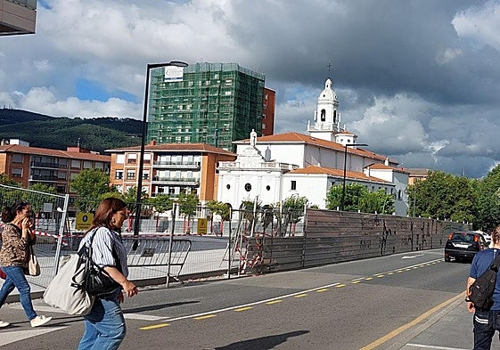 Las labores de la plaza comenzaron en mayo de 2024 y la previsión era que culminasen un año después, aunque las obras se han postergado debido a algunos imprevistos.