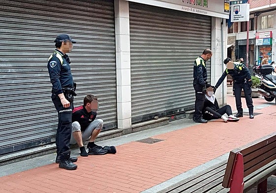 Policías locales y ertzainas, con varios detenidos, en una foto de archivo en Barakaldo.