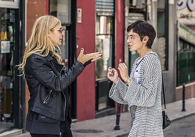 María Ripoll y Verónica Echegui en el rodaje de 'No culpes al karma de lo que te pasa por gilipollas' (2016).