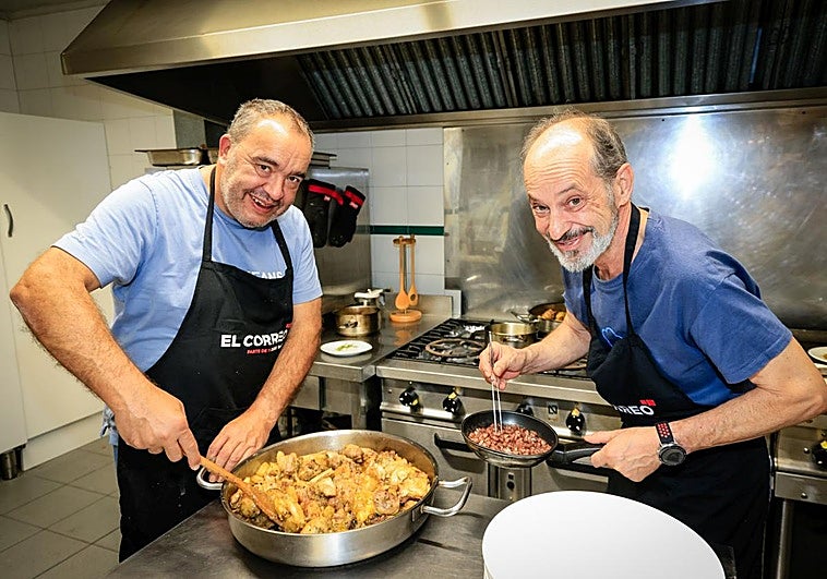 Mikel Urteaga (a la izquierda) y Tomás Rojo bromean en la cocina de Bustinzuri-Gaztedi. Sobre estas líneas, la crema de alubia pinta alavesa con sabor a mar Cantábrico y el pollo de caserío.