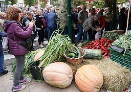Una mujer fotografía el género de gran tamaño de uno de los puestos.