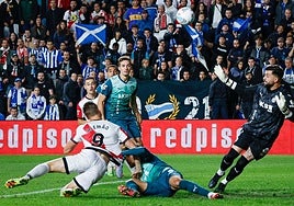 Acción en la que Yusi agarra a Alemao.