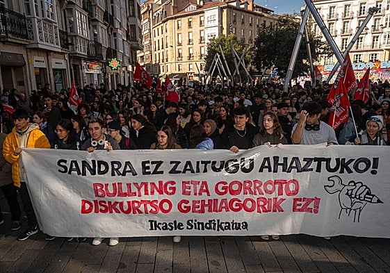 Manifestación este martes contra el 'bullying' en Vitoria.