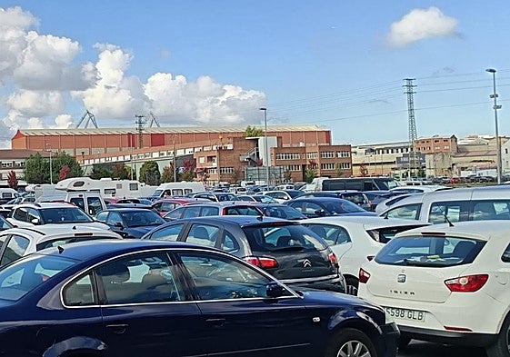 Cientos de coches aparcados junto a las empresas que proliferan en el municipio.