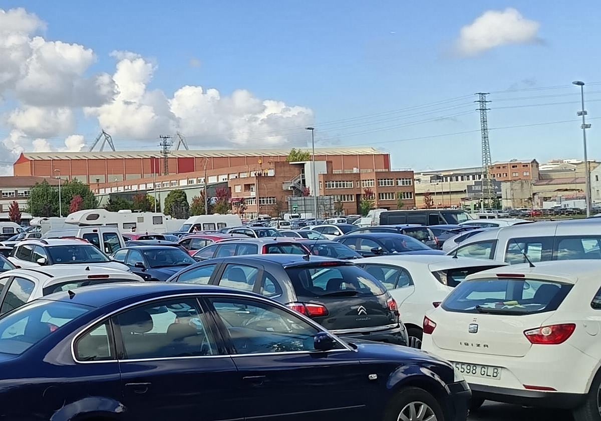 Cientos de coches aparcados junto a las empresas que proliferan en el municipio.