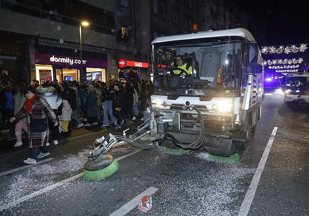 Una barredora limpia las calles de Vitoria tras la Cabalgata de Navidad