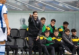 Egoitz Bilbao da instrucciones en el último partido del Portugalete ante la Real Sociedad C.