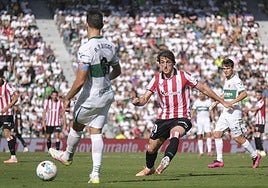 Unai Gómez presiona la salida de balón de Bigas, del Elche.