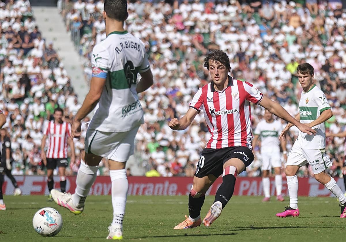 Unai Gómez presiona la salida de balón de Bigas, del Elche.