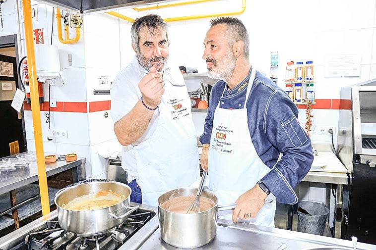 Raúl Ruiz ofrece una cucharada de guiso a su compañero Gorka Soriguren.