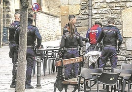 Ertzainas, con dos detenidos en Vitoria, en una foto de archivo.