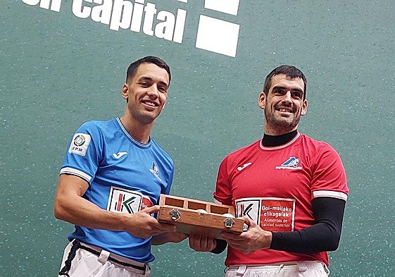 Zabala y Ezkurdia, con el material seleccionado para la semifinal del Cautro y Medio.