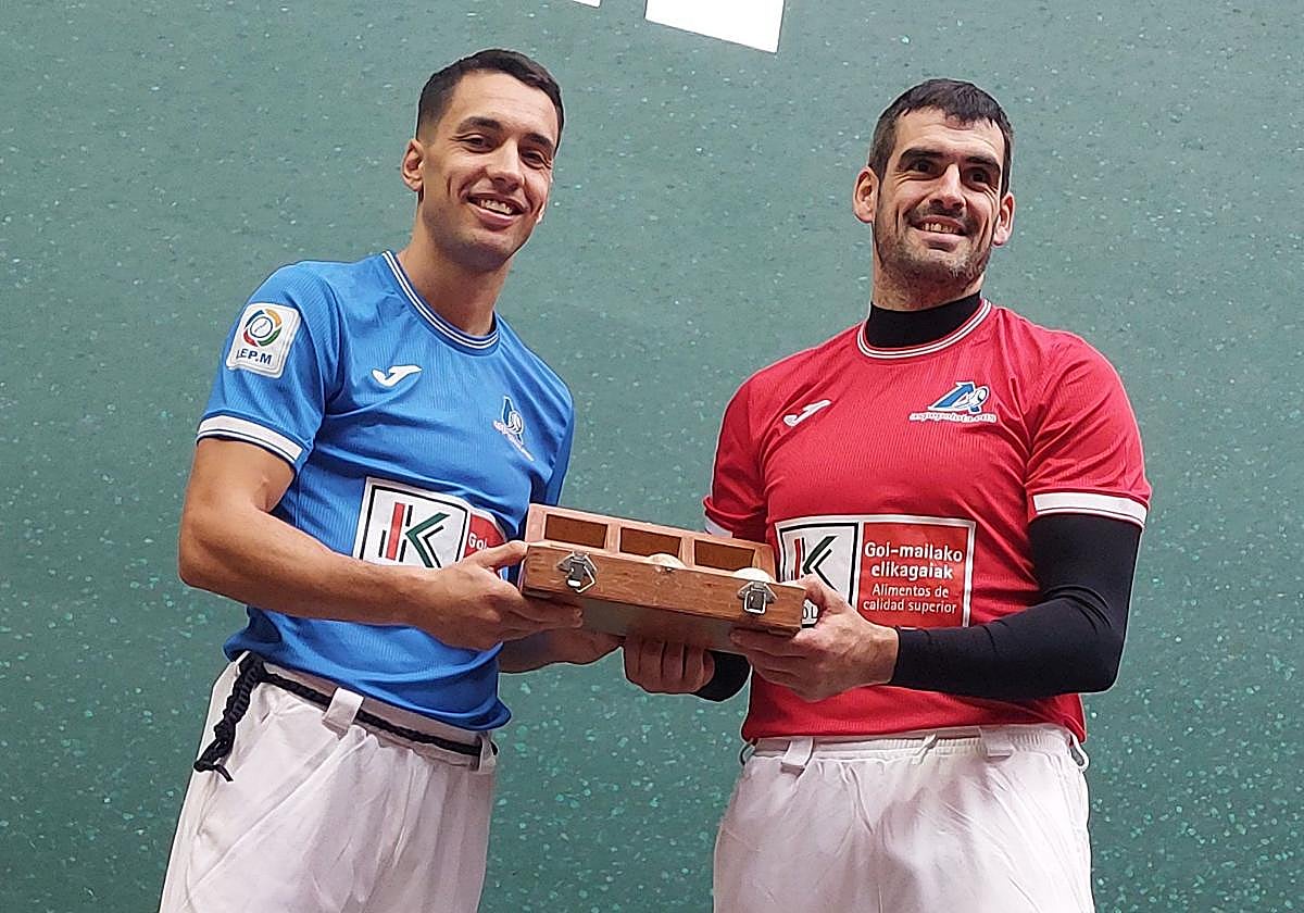 Zabala y Ezkurdia, con el material seleccionado para la semifinal del Cautro y Medio.