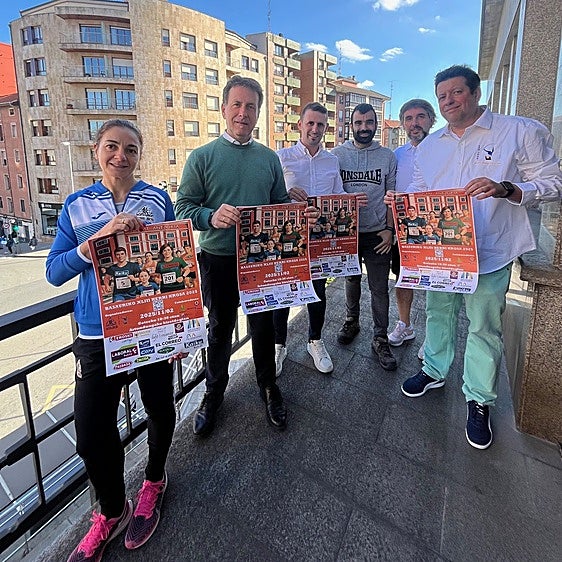 El alcalde, Asier Iragorri, el edil de Deportes, Jon Zugazagoitia Sagarduy, y miembros de la organización de la prueba de la agrupación AAA San José IOE.