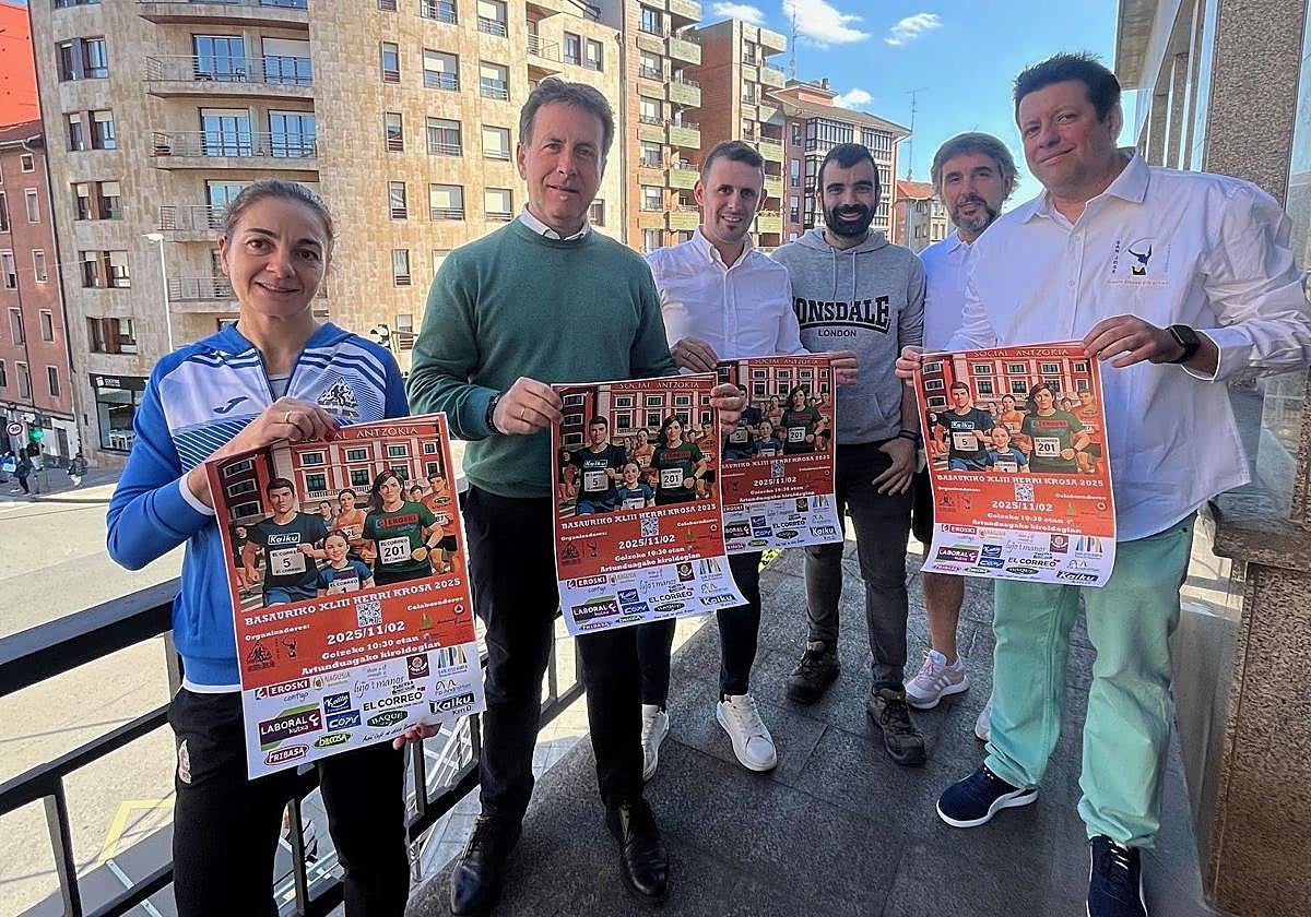 El alcalde, Asier Iragorri, el edil de Deportes, Jon Zugazagoitia Sagarduy, y miembros de la organización de la prueba de la agrupación AAA San José IOE.