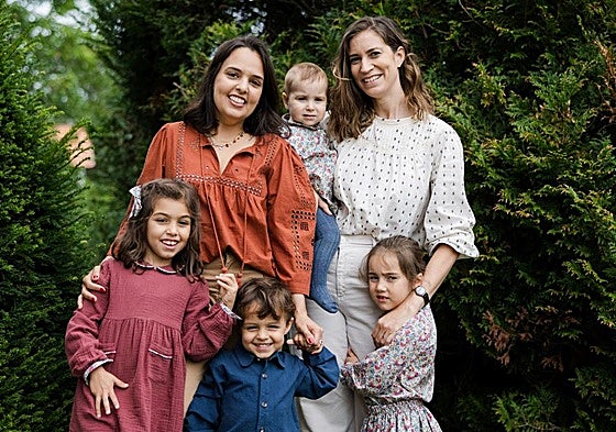Maite y Ainara, las madres del colegio Europa de Getxo que han creado una firma infantil para vestir a los niños con estilo