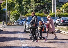 Una familia cruza por el paso de cebra en el que fue atropellada la mujer fallecida.