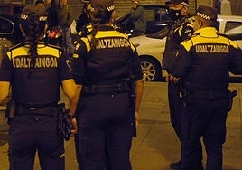 Policías locales de Getxo, durante otra actuación.