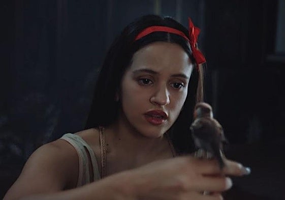 Rosalía se convierte en Blancanieves en su nuevo videoclip.
