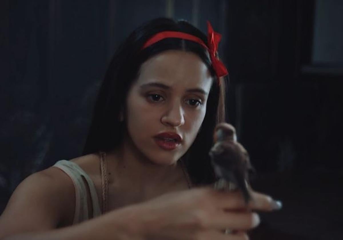 Rosalía se convierte en Blancanieves en su nuevo videoclip.