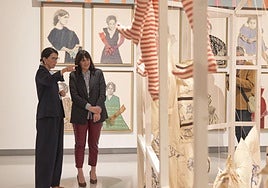 La artista Rut Olabarri con la diputada de Cultura, Leixuri Arrizabalaga.