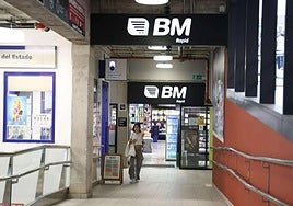Una joven sale de uno de los supermercados que la enseña BM tiene en San Sebastián.