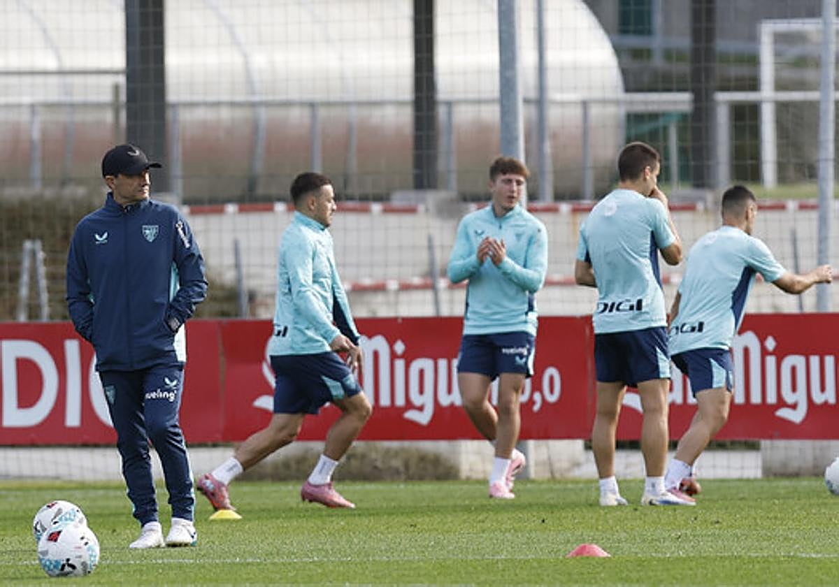 Ernesto Valverde con sus jugadores en Lezama a principios de mes.