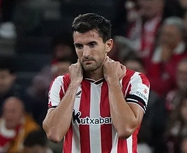 Vivián, pensativo durante el choque ante el Getafe