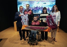 Jon Urresti, presidente de Vital Fundazioa, Rubén Martínez, director deportivo del Club Deportivo Zuzenak, Itxaso Carrillo, presidenta Fundación Zuzenak, Maider Etxebarria, alcaldesa de Vitoria y Martín Pérez, deportista del Fundación Vital Zuzenak