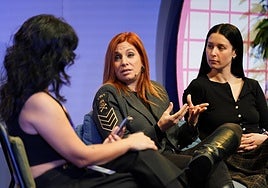 Leire Martínez junto a la cantante chilena Francisca Valenzuela, en una charla moderada por Albina Cabrera