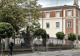 Acceso principal al centro Bideberria que acoge a menores extranjeros no acompañados.