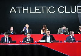 Jon Uriarte y sus directivos en la asamblea de compromisarios del pasado año.