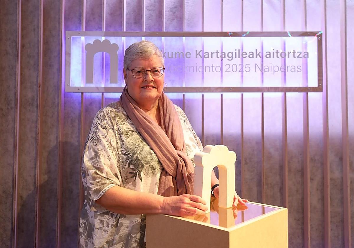 La galardonada recibió este martes el premio en un acto en el palacio de Villa Suso.