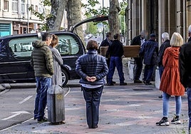 Conducción en coche fúnebre al cementerio de Santa Isabel.