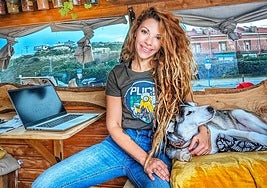 Diana, la vizcaína que ha transformado un minibús en su hogar y recorre el mundo sobre ruedas