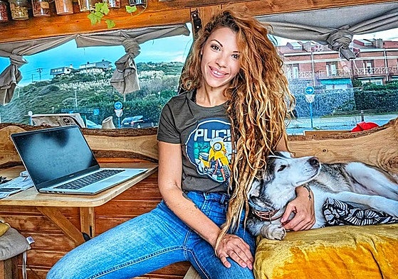 Diana, la vizcaína que ha transformado un minibús en su hogar y recorre el mundo sobre ruedas