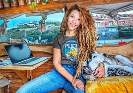 Diana Santos ha transformado un minibús en su hogar.
