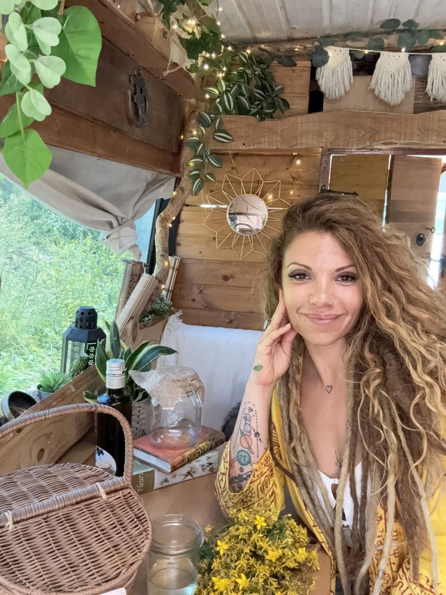 Diana, la vizcaína que ha transformado un minibús en su hogar y recorre el mundo sobre ruedas