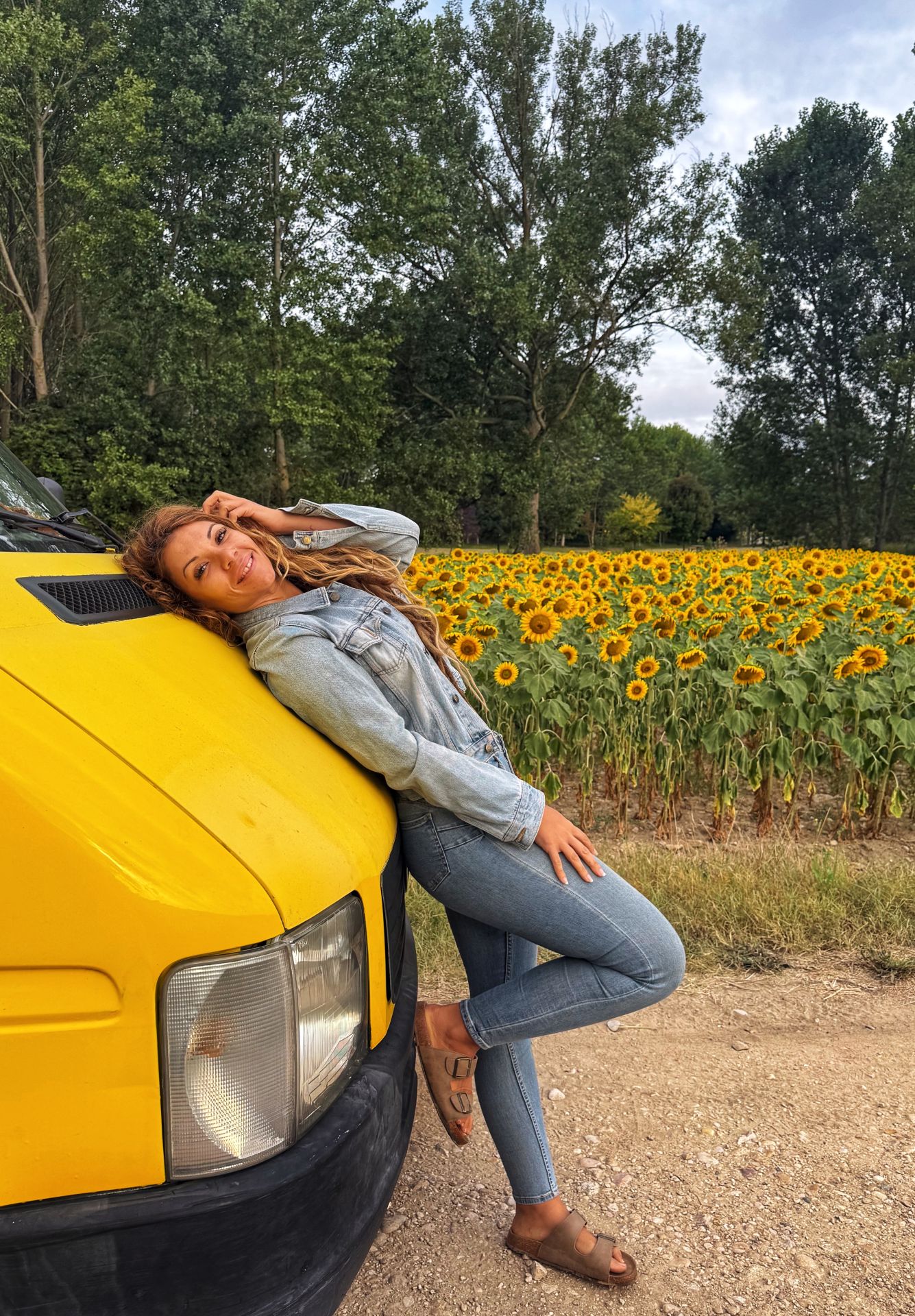 Diana, la vizcaína que ha transformado un minibús en su hogar y recorre el mundo sobre ruedas