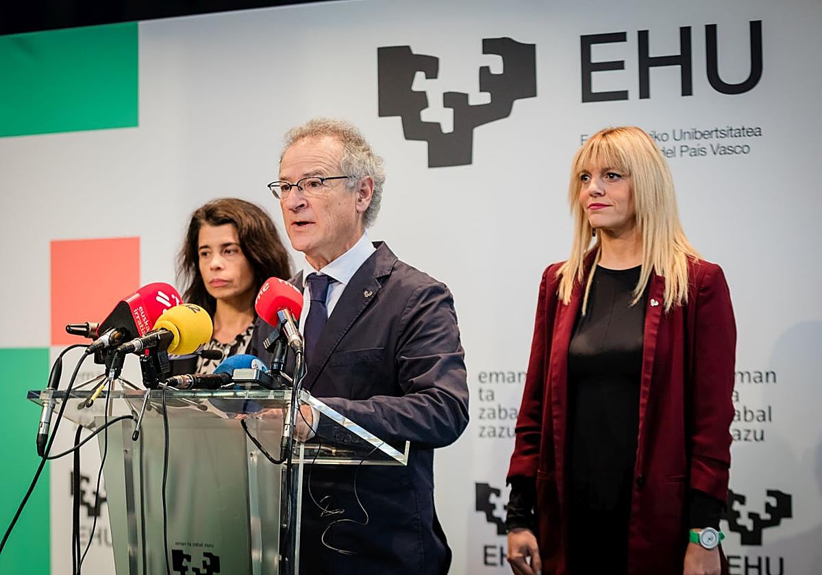 El rector, Joxerramon Bengoetxea, ha comparecido junto con las vicerrectoras Estitxu Garai e Ixone Fernández de Labastida.