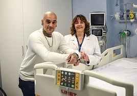 Estebe Oseguera y Mari Mar Freijo, paciente y médico, en la unidad de ictus de Cruces.