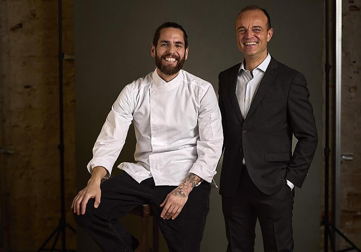 El cocinero Rubén Mosquero posa junto al sumiller del EMI, Miguel Ángel Millán.