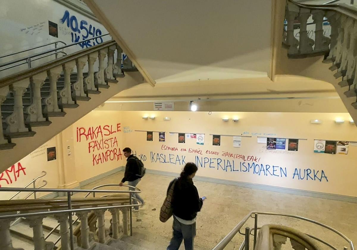 Pintadas en el aulario de Las Nieves, en el campus de Vitoria de la UPV/EHU.