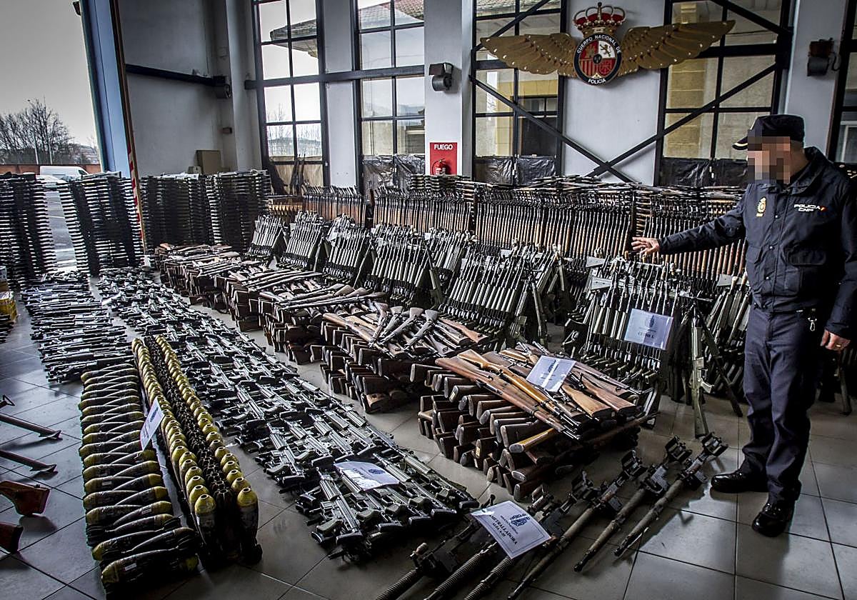 Las más de 10.000 armas incautadas en la armería de Getxo, durante la presentación en el hangar del cuartel de Basauri.
