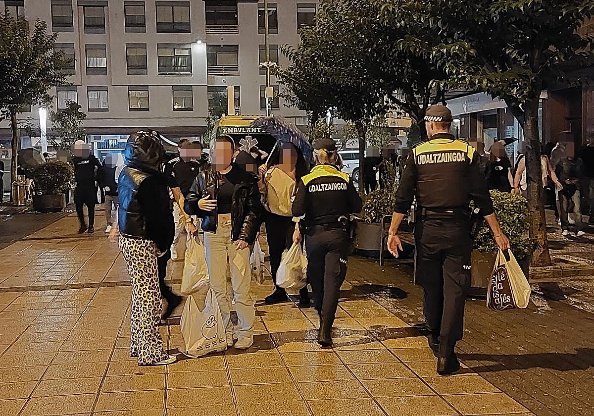 Agentes de la Policía de Getxo decomisan botellas de alcohol en las fiestas de Las Mercedes en una información ajena a esta noticia.